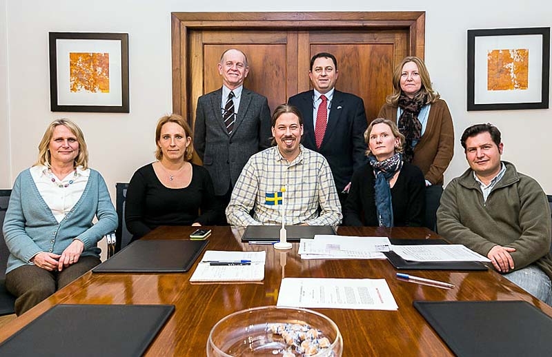 Konsulerna Hugo Sartori Duckwitz (Norge), Carlos Montesa Kaijser (Sverige) och Victoria Coronil Jonsson (Island) med övriga medlemmar i den nya kulturföreningen. Foto: Objetivo2